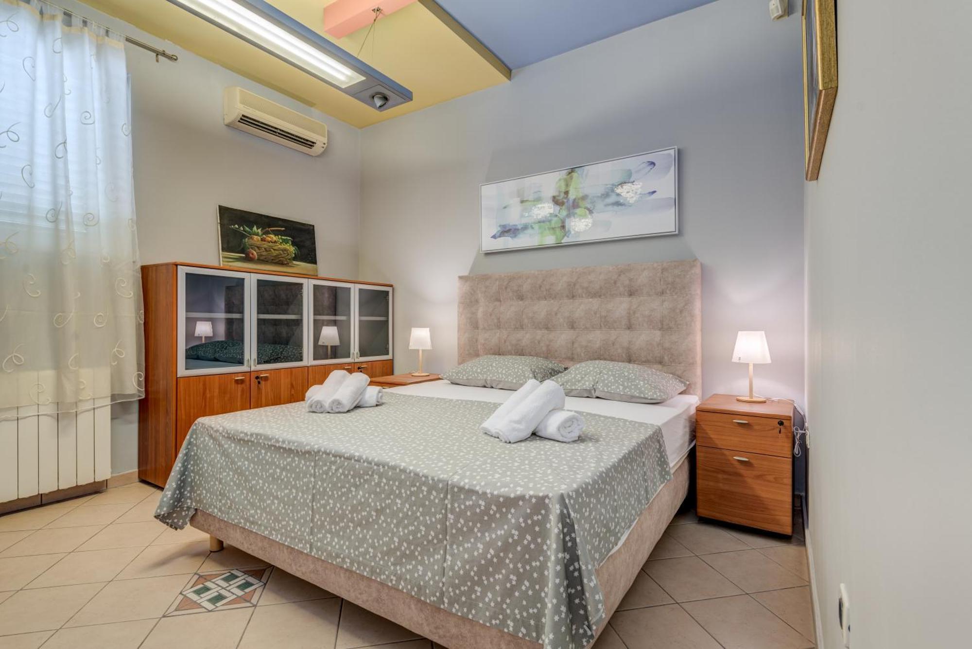 Blue Dolphin Apartment - Private Indoor Pool, Jacuzzi, Garden Split Dış mekan fotoğraf