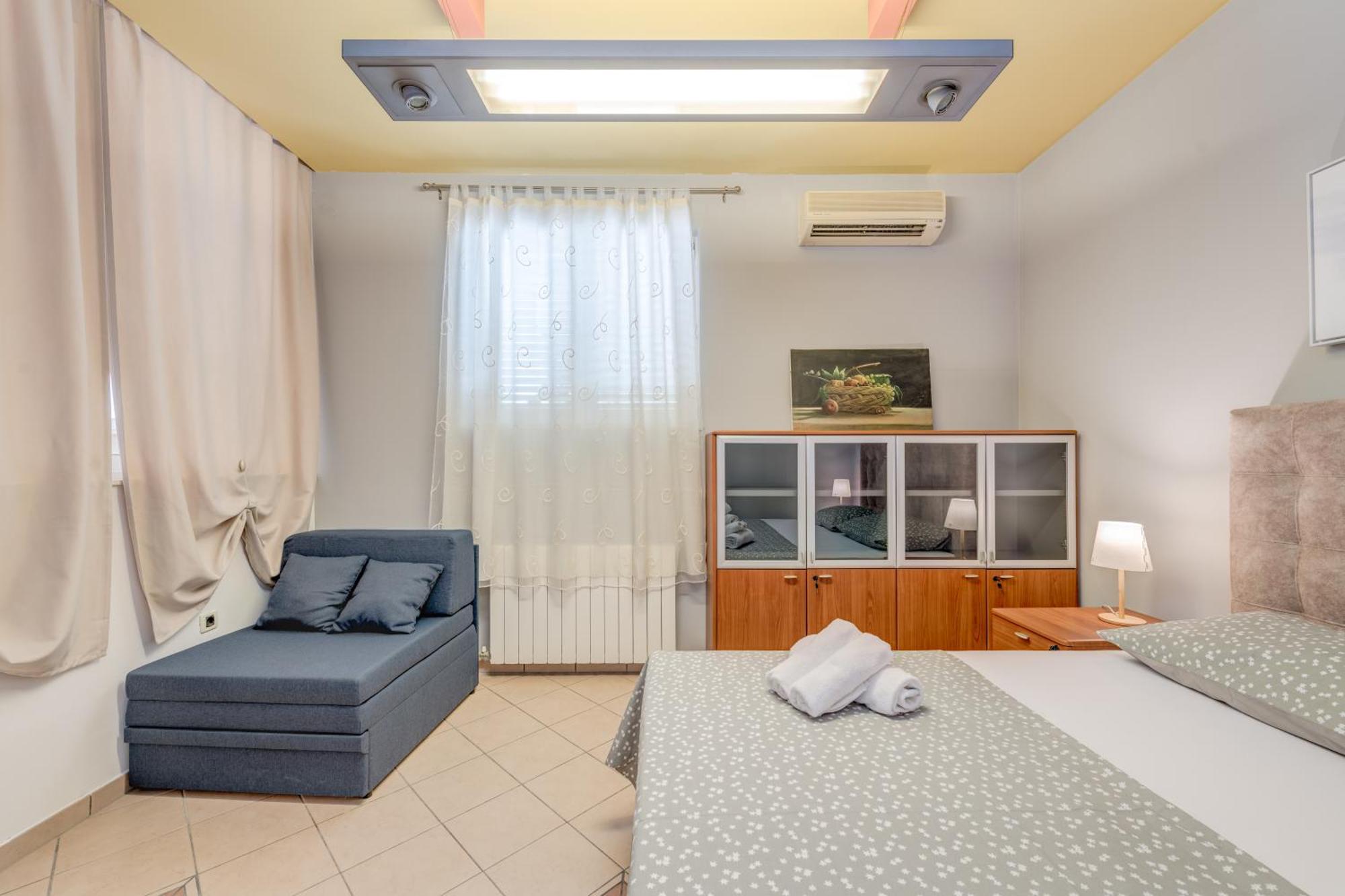 Blue Dolphin Apartment - Private Indoor Pool, Jacuzzi, Garden Split Dış mekan fotoğraf